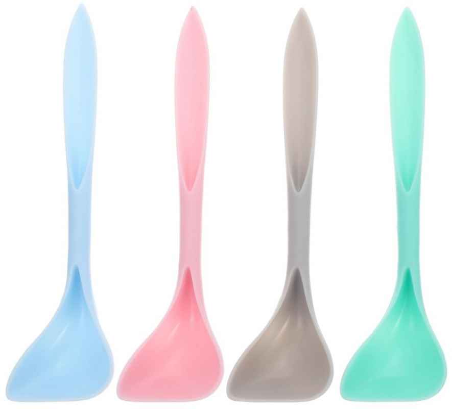 Ein Futterlöffel, farblich sortiert